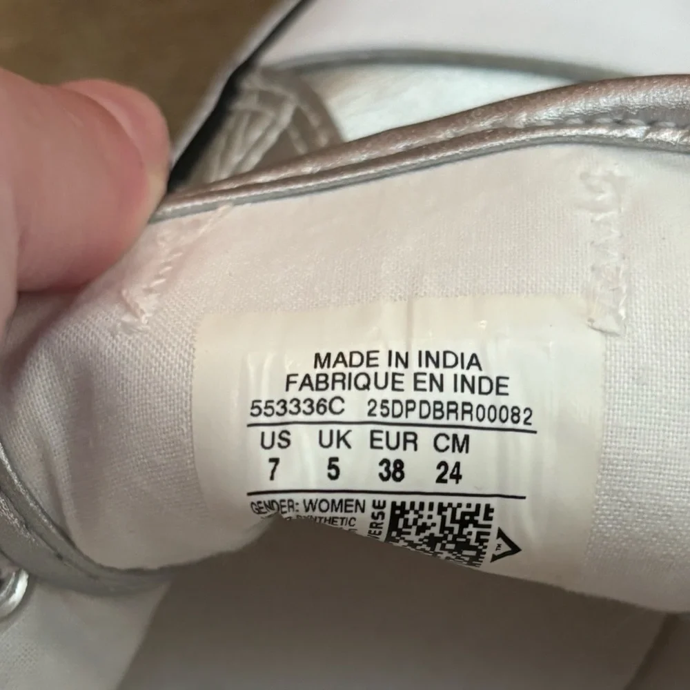 NWOT Silver Converse Chuck Size 7 - Picture 3 of 3